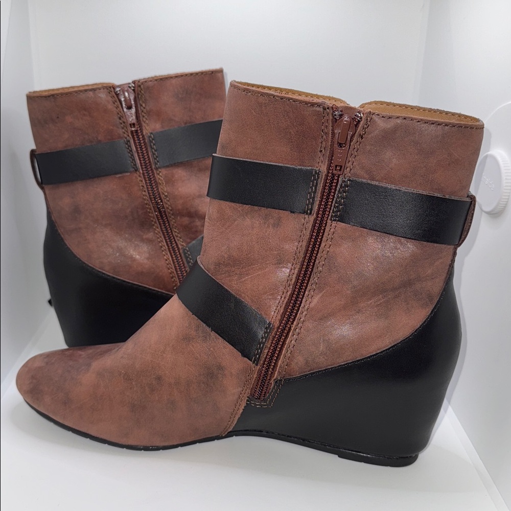 Comfortiva Ramika Leather Wedge Ankle Boots w Buckles Women’s 10 - Picture 6 of 9
